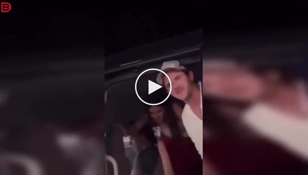 Девушка едва не получила травму из-за резко захлопнутой двери микроавтобуса