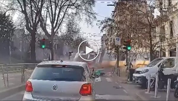 Трамвай в Милане сошел с рельсов и влетел в витрину магазина