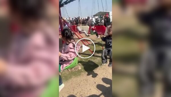 В Казахстане мать выдернула ребенка с карусели и травмировала другого