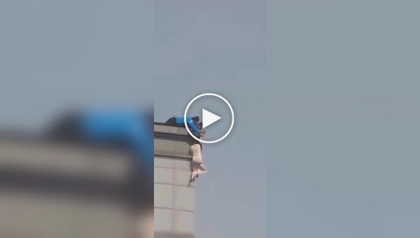A girl changed her mind about jumping and ended up hanging on the 20th floor: a man saved her by grabbing her hair