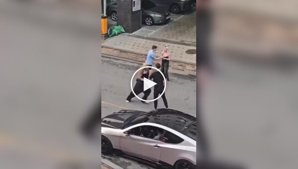 У Південній Кореї місцевий житель відправив у нокаут двох американських військових після образ.