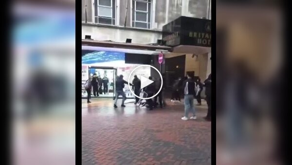 В Берлине прохожий спас подростка, став живым щитом против нападавших