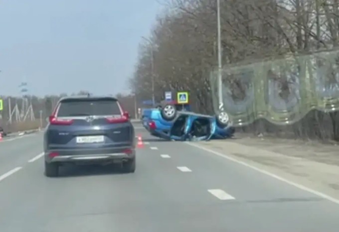 Reckless overtaking by a drunk driver (3 photos + 3 videos)