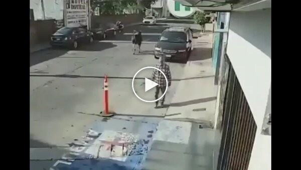 Бык выпал из кузова грузовика и устроил настоящий погром на улице в Мексике
