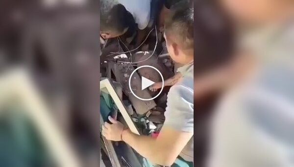 Младенца и его отца достали живыми из-под завалов в Колумбии