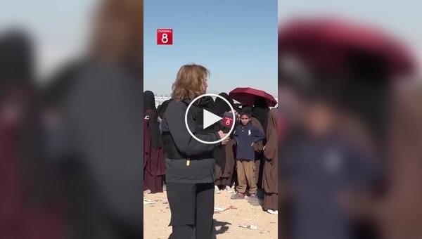 Журналистку турецкого телеканала закидали камнями во время репортажа