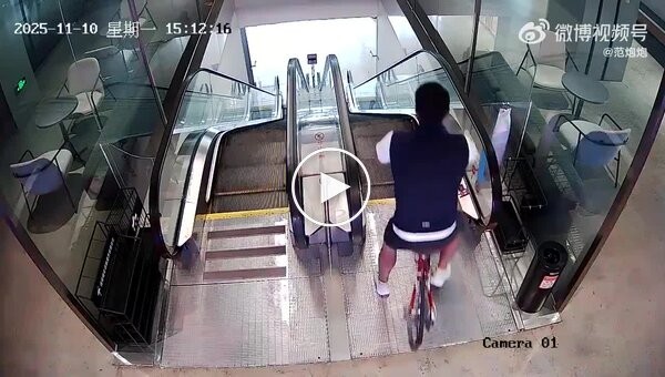 Попытка китайца спуститься на велосипеде по эскалатору