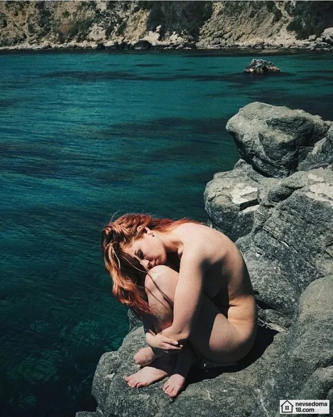 Красиві любительки відпочивати на природі без одягу