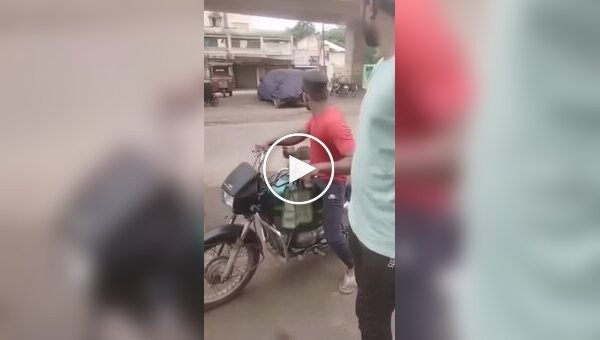 В Индии бродяга попытался повторить трюк Джеки Чана и прыгнул с моста в грузовик
