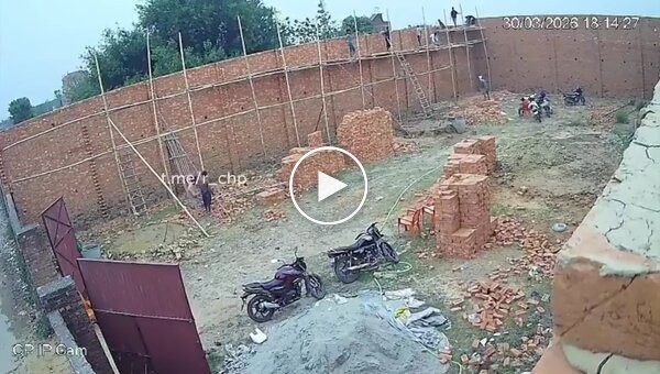 Стена упала на рабочих в Индии