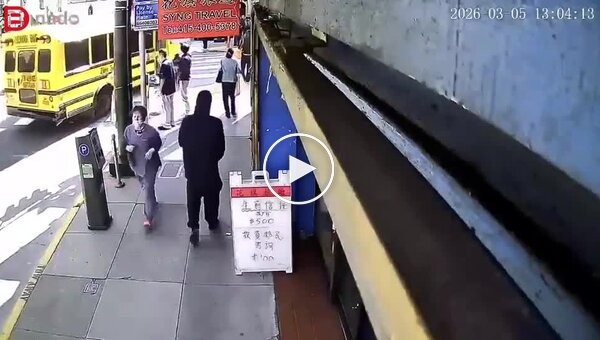 Мужчину внезапно ударили ножом со спины, пока он спокойно стоял на улице