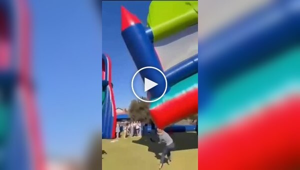 Надувной замок с детьми взлетел на 12 метров