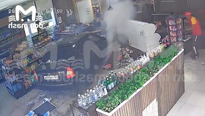 In Russia, a car flew into a gas station building (3 photos + 1 video)