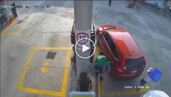 Вооруженные грабители угнали машину семьи прямо на заправке в Мексике