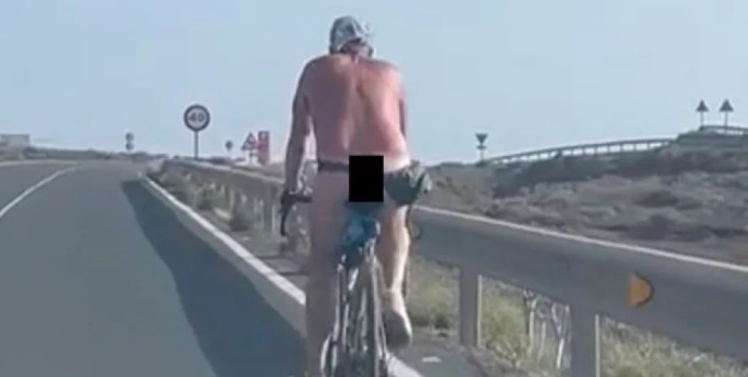 Wearing only sneakers: a naked tourist on a bicycle outraged women in Spain (2 photos + 1 video)