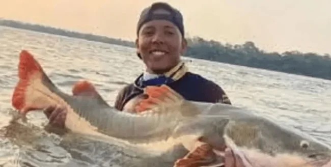 Throwed off a boat: a young fisherman drowned after catching a giant fish on a hook (3 photos)