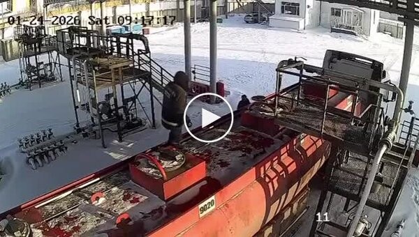 В Казахстане рабочий чуть не погиб при взрыве бензовоза