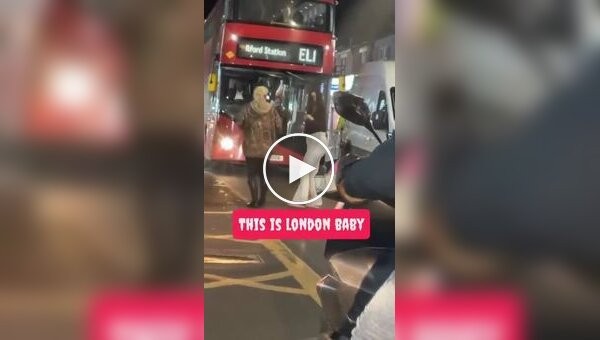 Жесткая разборка посреди дороги: женщины вцепились друг другу в волосы и остановили движение