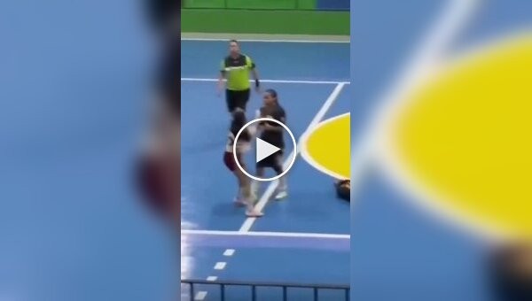 Игрока дисквалифицировали на 5 лет за неоднократные удары ногой по голове соперницы