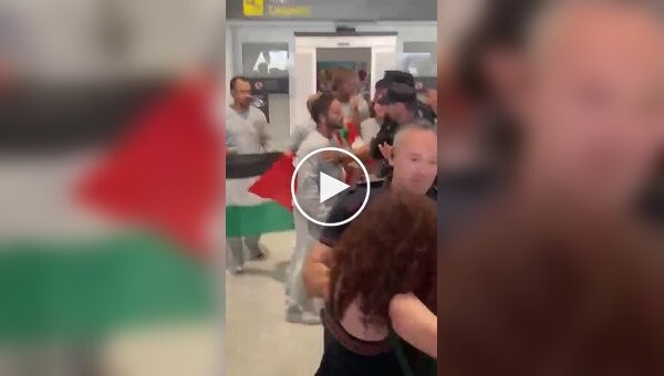 Активисты заблокировали выход в аэропорту — полиция с дубинками быстро навела порядок