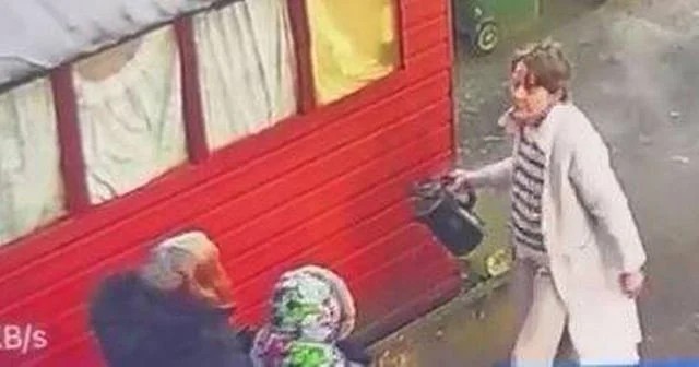 В Великобритании соседка облила кипятком бабушку с внуком (3 фото + 1 видео)