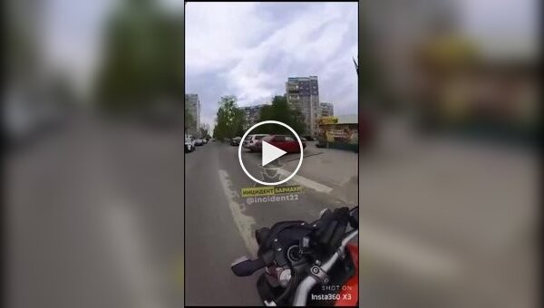 Meeting between a motorcyclist and a scooter