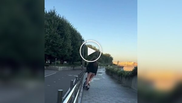Решили сэкономить на такси и поехали вдвоем на самокате