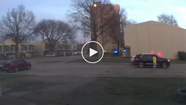 Камера у дома сняла стрельбу в Кливленде — женщине невероятно повезло