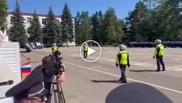 A company car collapsed on a traffic police officer during demonstration performances in the Moscow region