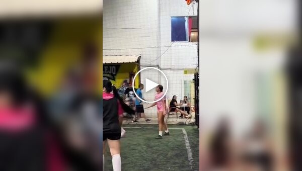 Во время женского футбольного матча в Колумбии произошла массовая драка