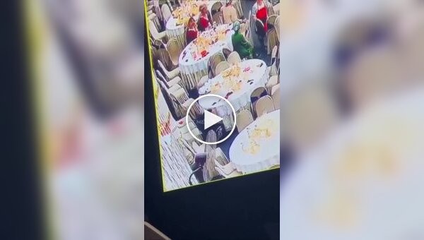 Женщина на свадьбе справила нужду под столом