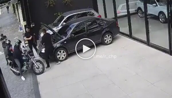 Бразильский полицейский подстрелил парней, пытавшихся подшутить над своими знакомыми