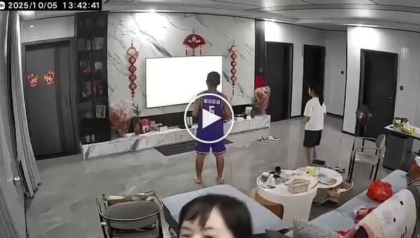 Мужчина бросил падчерицу на пол во время ссоры с женой