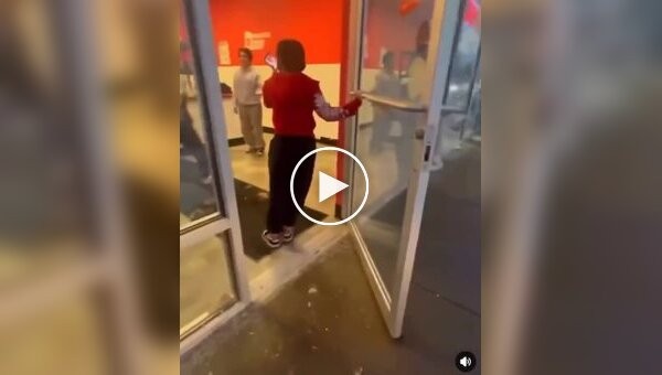 Девушка дала отпор задире