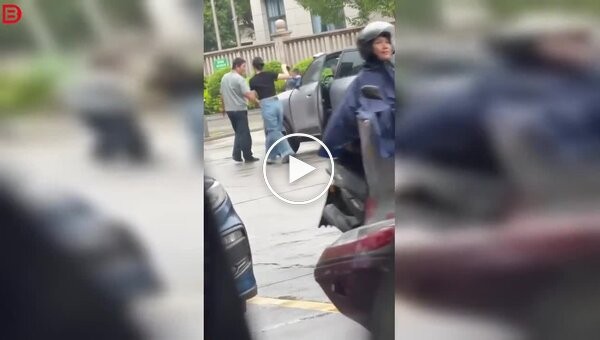 Конфликт на парковке в Китае: женщина ударила охранника, после чего получила ответный удар