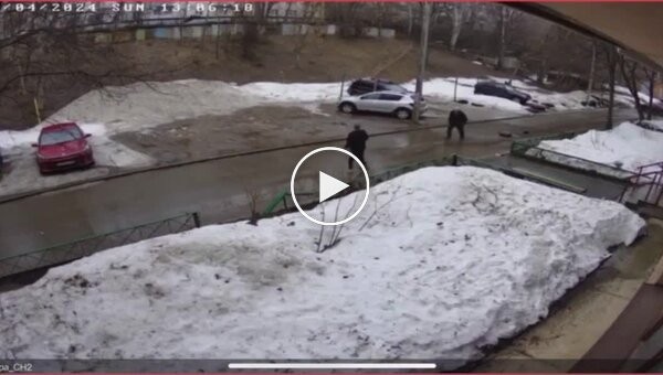 A driver in Russia sprayed a pensioner and then attacked him