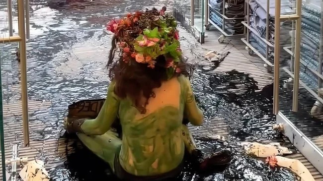 Environmentalists staged a performance (1 photo + 2 videos)