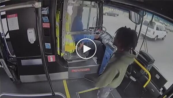 A black genius attacked the driver of a moving bus because he asked him to pay for the fare