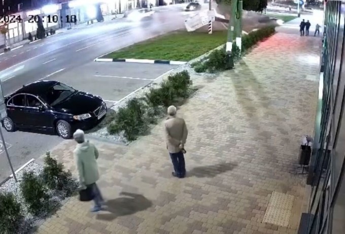 A drunk driver in Russia, deprived of his license for drugs, almost hit pedestrians (3 photos + 1 video)