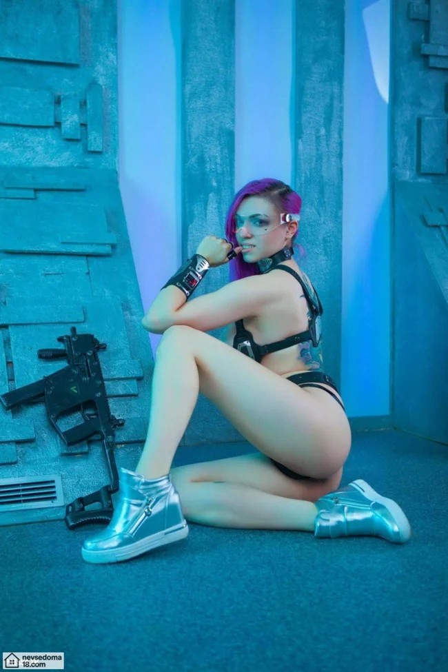 Эффектные девушки в соблазнительных косплей костюмах