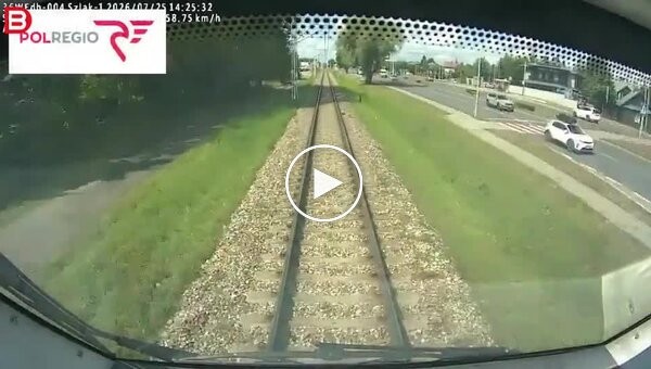 В Польше подросток на электросамокате врезался в поезд