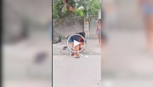 Обманутая жена напала на любовницу мужа и состригла с нее и волосы, и одежду
