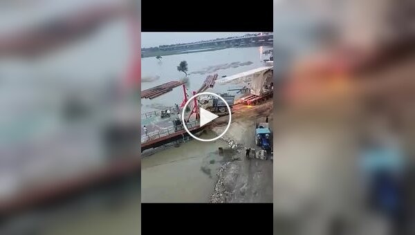 Погрузка балки на баржу закончилась неудачей