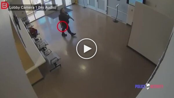 Женщина вошла в полицейский участок с пистолетом и взяла посетителя в заложники