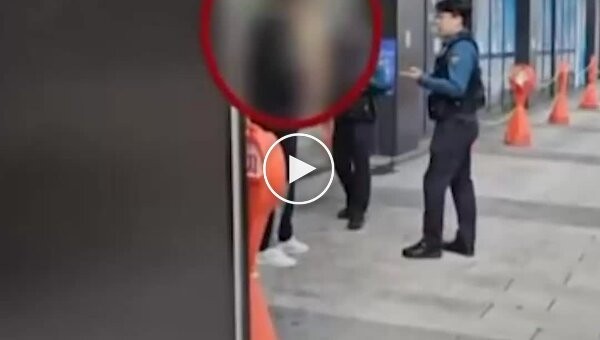 Пьяный мужчина с тесаком напал на полицейских в Корее