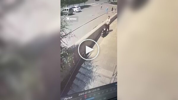 Шматок льоду впав на жінку з коляскою в Казахстані