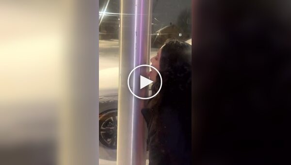 Женщина лизнула металл на морозе