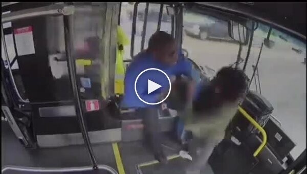 A citizen lacking in intellect got into a fight with a bus driver while driving