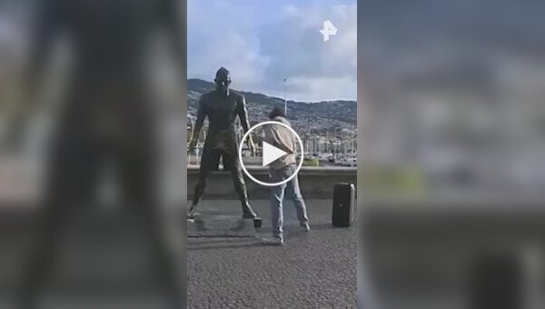 В Португалии подожгли статую Роналду