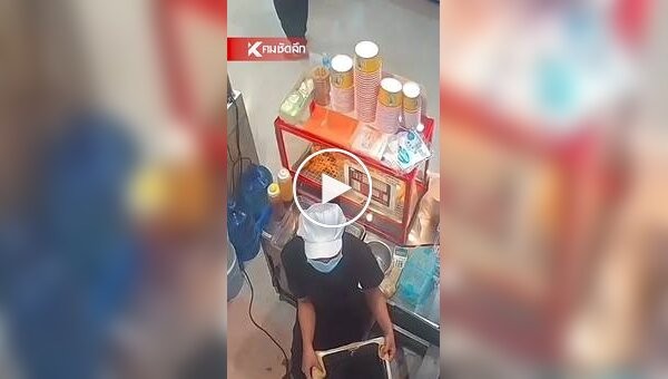 У Таїланді дівчина облила колегу гарячою олією